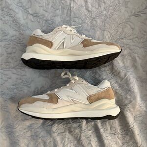 New Balance Sneakers, Women’s 10/Men’s 8